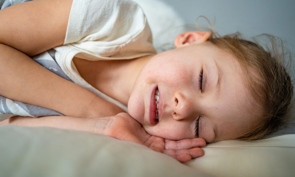 bambina di sei anni, dorme con i denti serrati