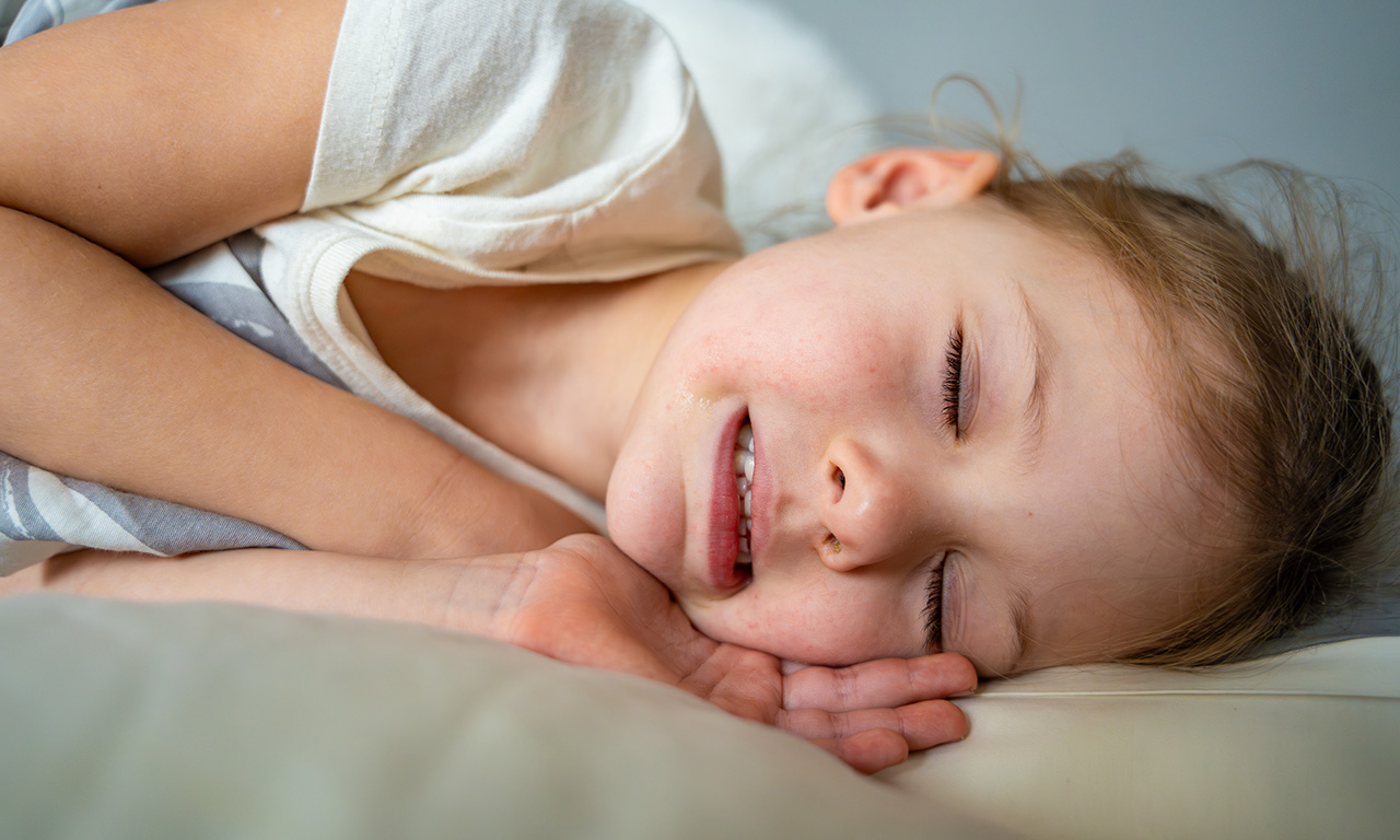 bambina di sei anni, dorme con i denti serrati